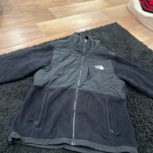 Classic Women’s North Face Jacket w Hood